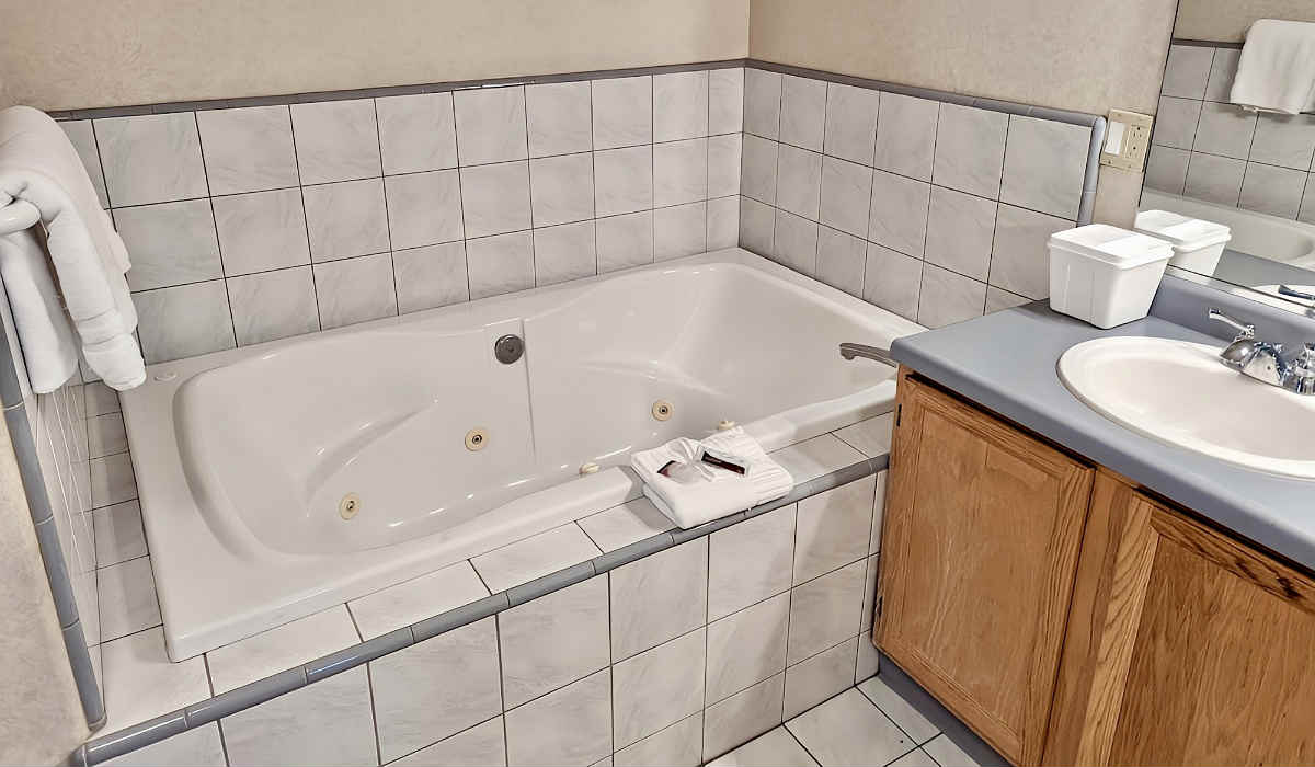 Hot Tub Suite at the Garden Inn & Suites, Fresno CA