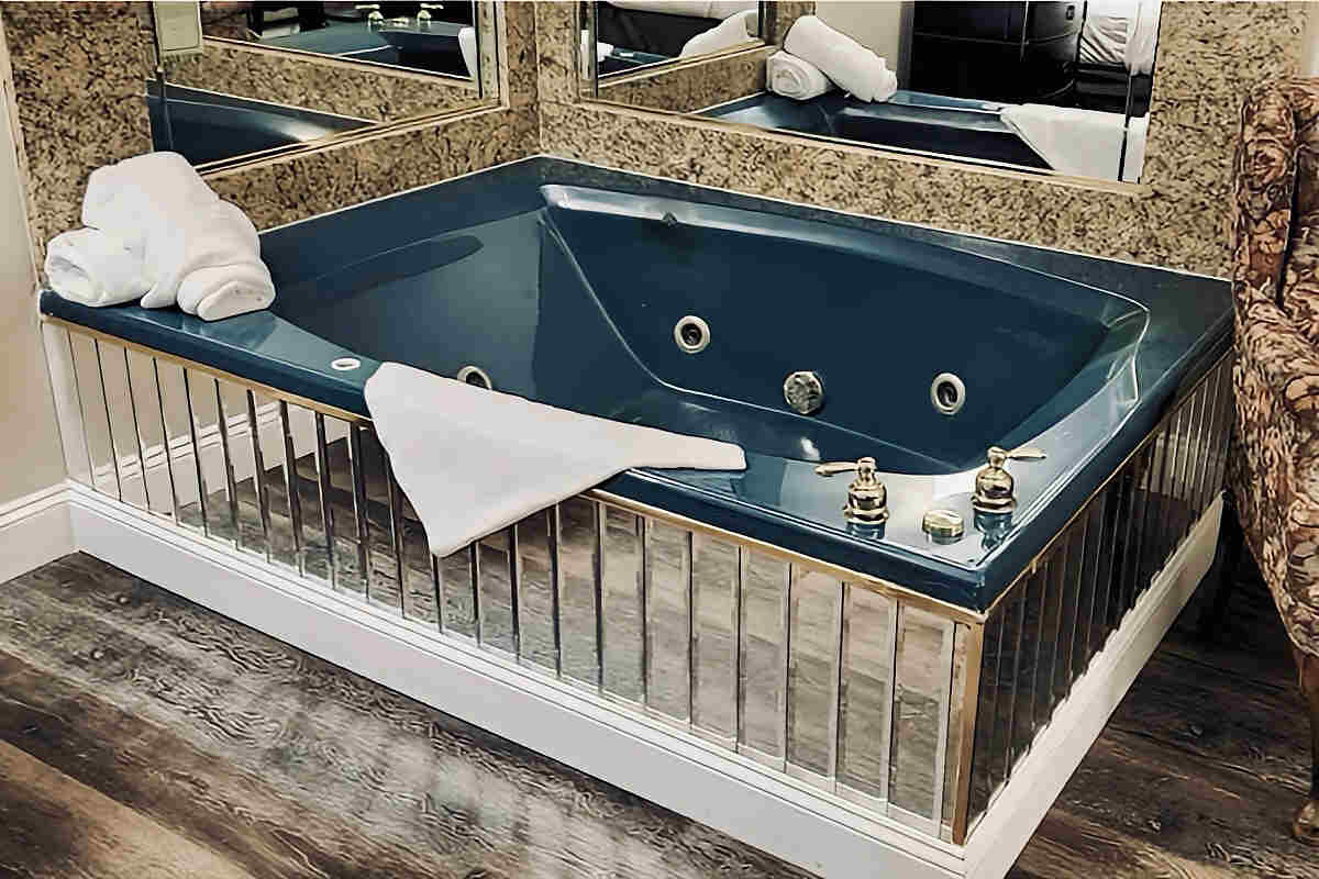 Themed Hot Tub Suite at Garden Place Hotel Close to Buffalo, NY