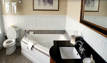 hotels in reading pa with jacuzzi in room