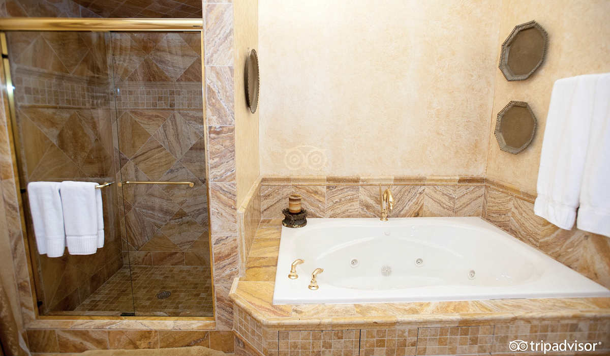 Beautiful Spa Tub Suite in the Gramercy Mansion, Maryland