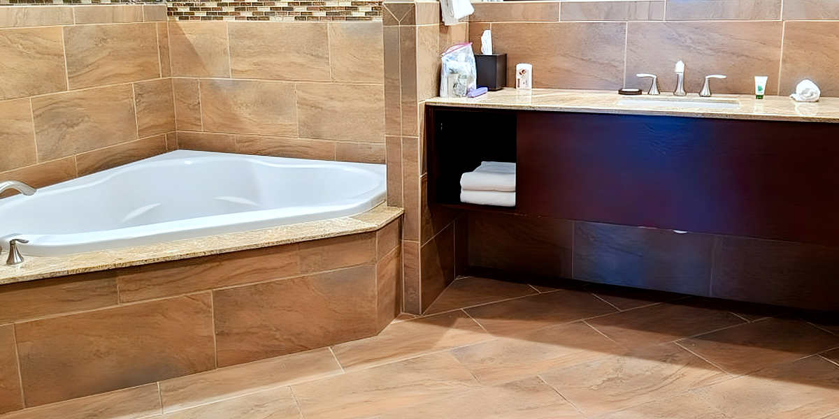 Romantic Spa Bath Suite at The Squire at Grand Canyon, Holiday Inn Resort