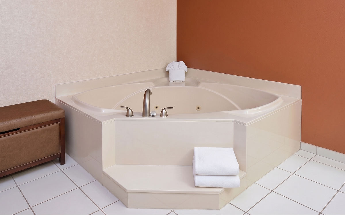 Whirlpool Suite at the Hampton Inn Detroit Southgate