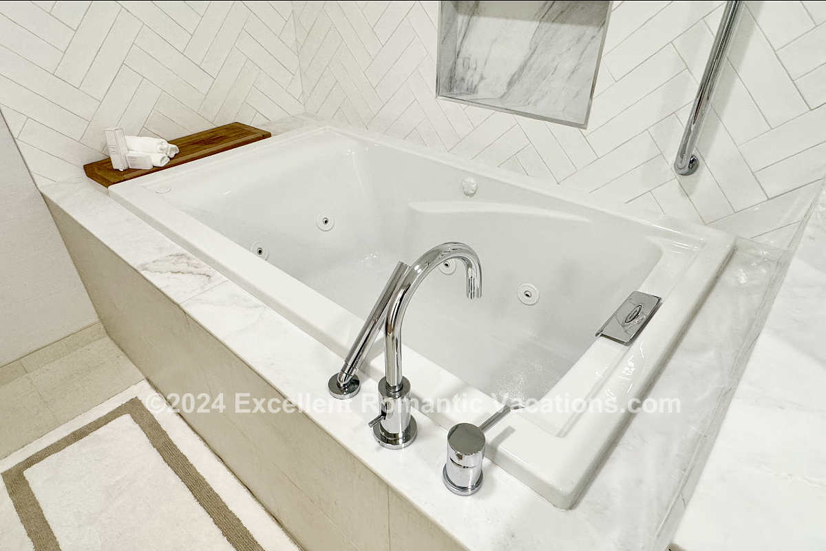 Hampton Inn Jetted Tub Suite in Downtown Miami, FL