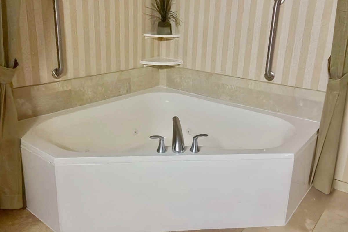 Whirlpool Tub Suite, Hampton Inn, Albany NY