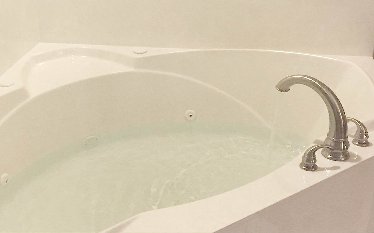 In-Room Whirlpool Tub at the Hampton Inn, London Kentucky