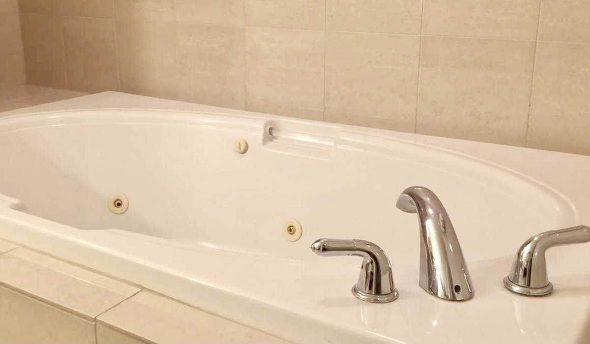 Close Up Look at a Hampton Inn Whirlpool Tub Suite