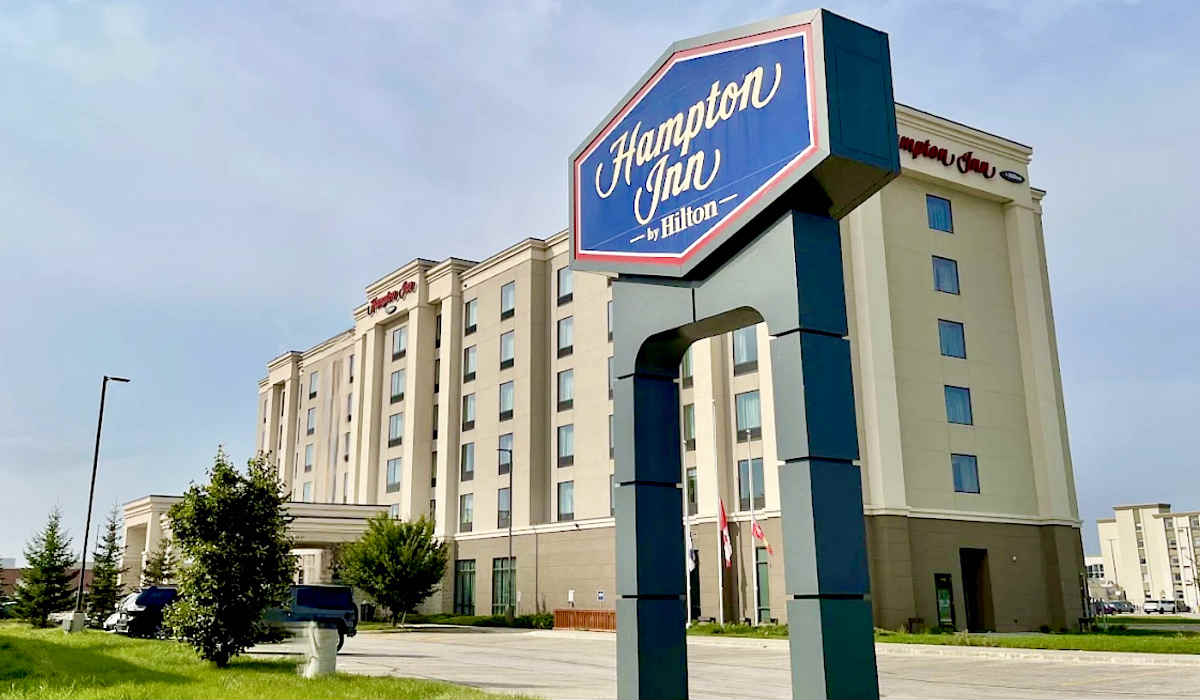 Outside View of Hampton Inn & Suites Winnipeg Airport