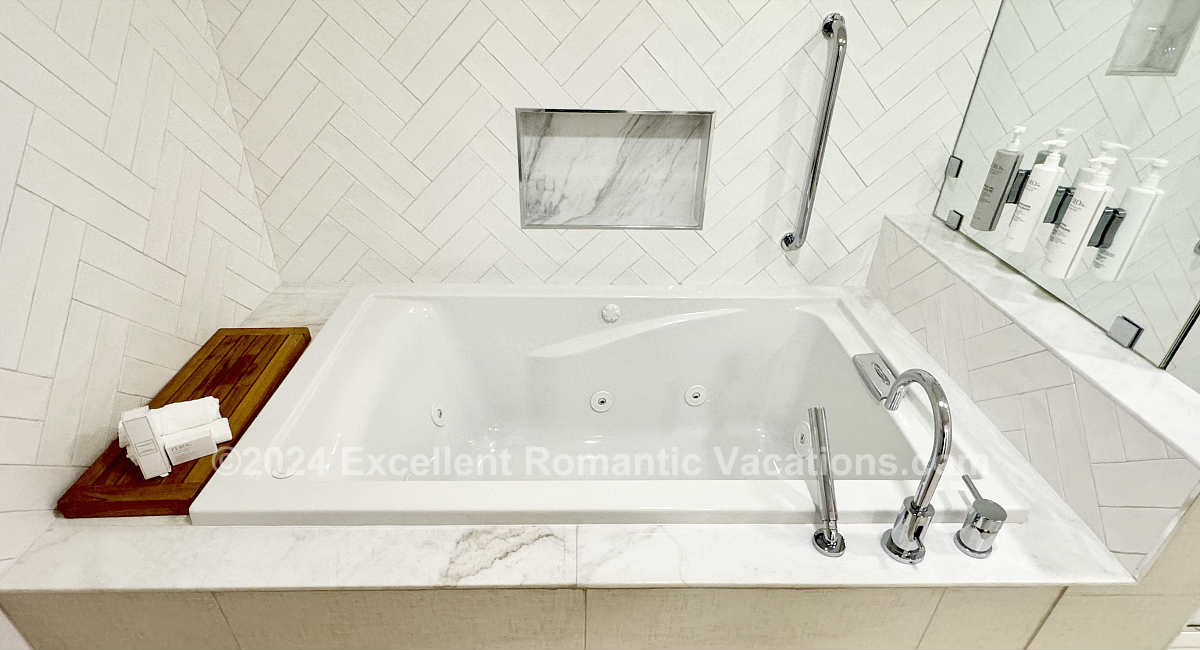 In-Room Whirlpool Tub at Hampton Inn Miami Brickell 