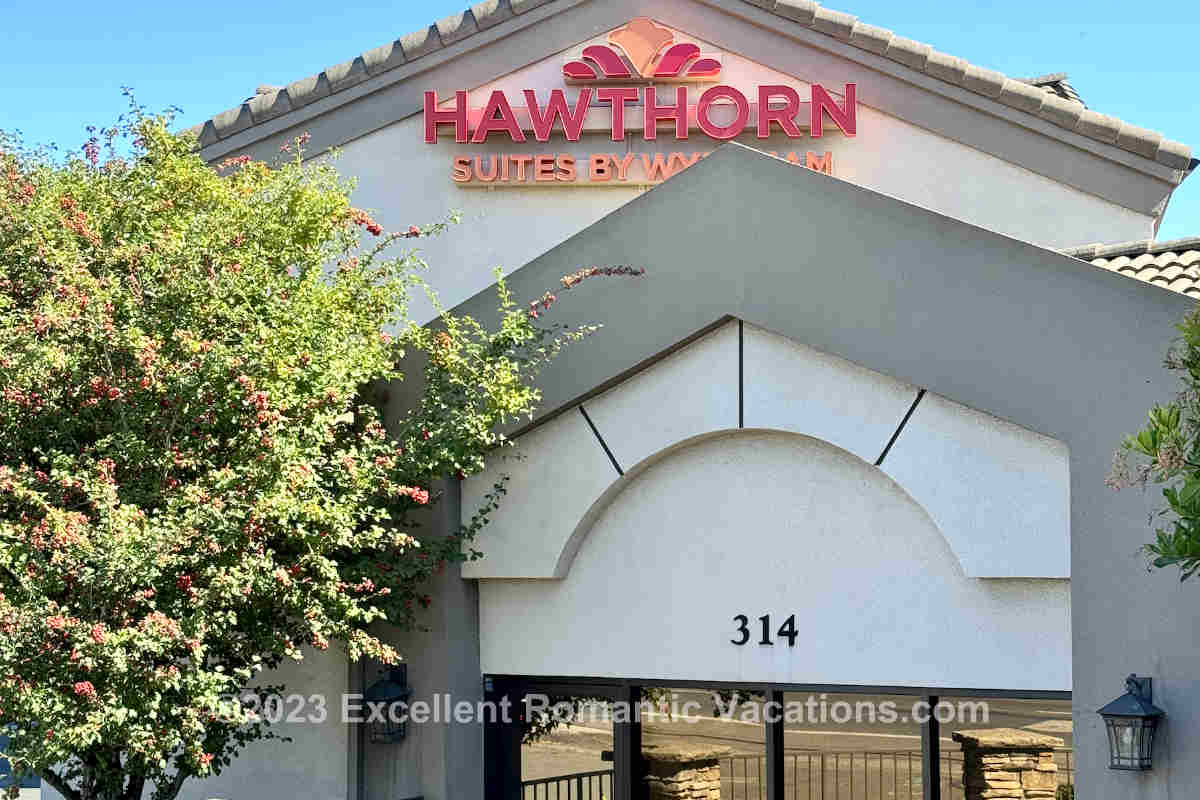Hawthorn Suites by Wyndham Hotel with In-Room Spa Tubs in Napa, CA
