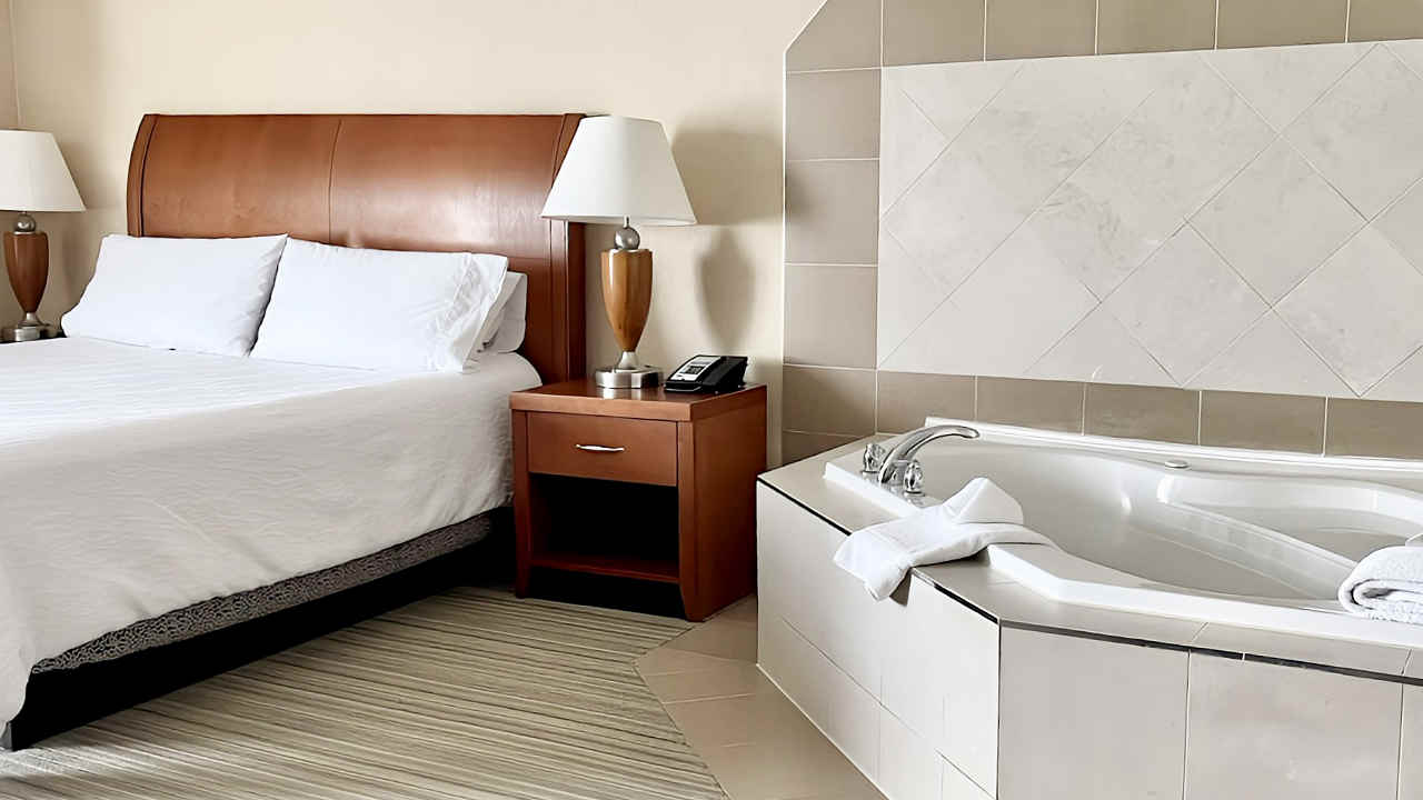 Hilton Garden Inn King Whirlpool Suite in Burlington, Ontario
