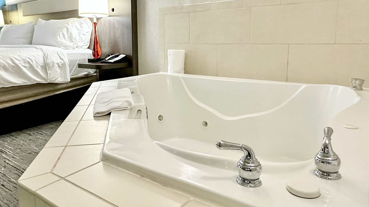 Book a Romantic Hampton Inn Whirlpool Suite for a Comfortable Getaway Near Memphis, TN