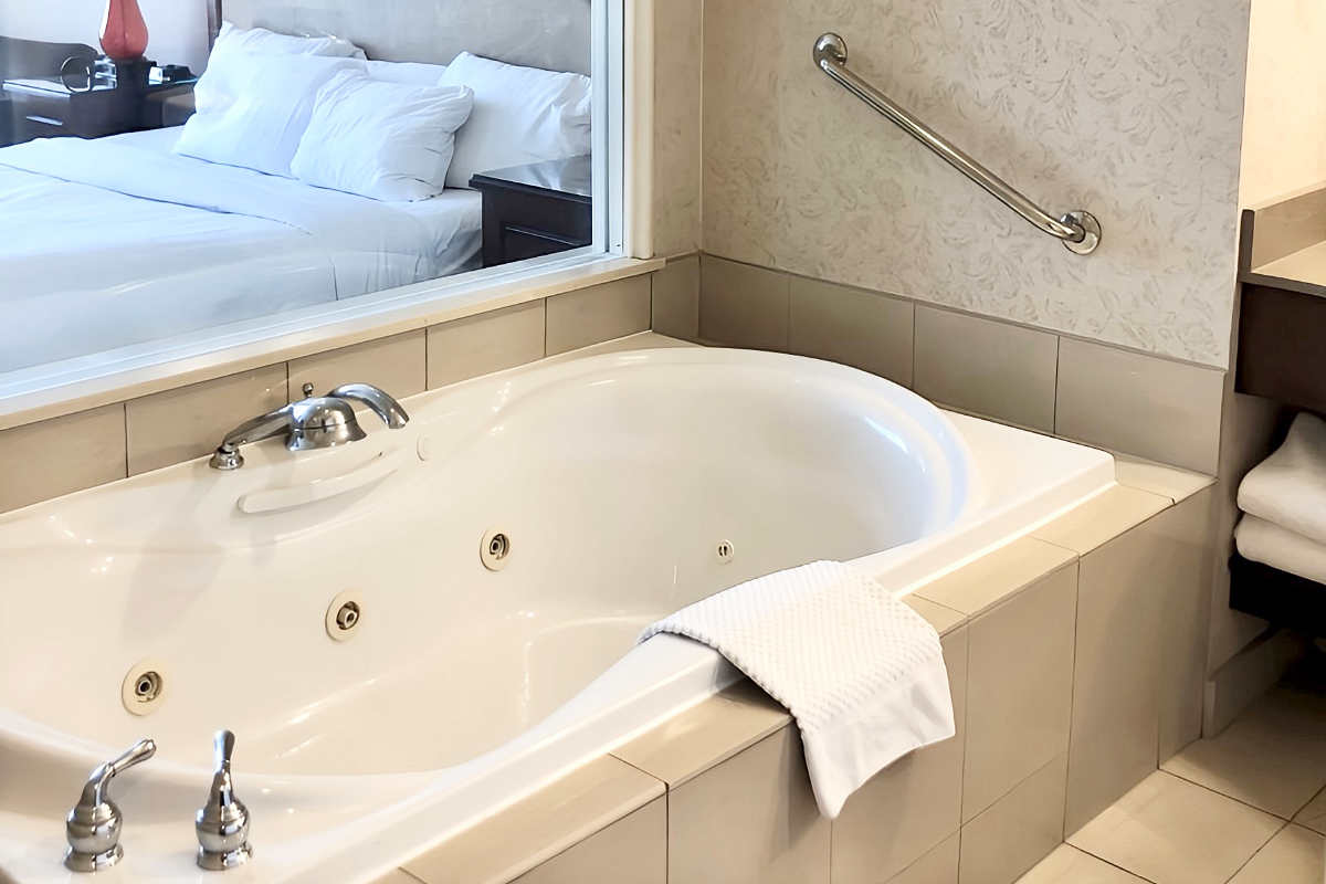 Niagara Fallsview Hilton Jetted Spa Tub