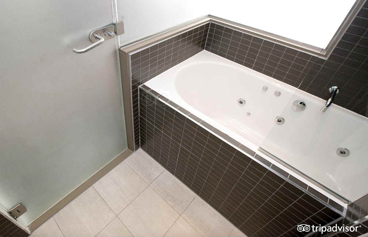 In-Suite Jetted Spa Tub at the Holiday Inn Bristol City Centre.