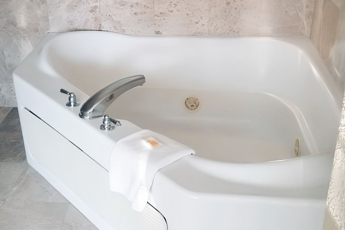 In-Room Jetted Spa Tub at the Holiday Inn Cape Cod-Hyannis, MA