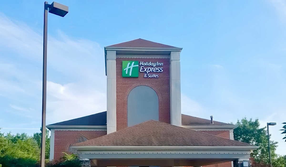 Outside View of the Holiday Inn Express Cincinnati Northeast