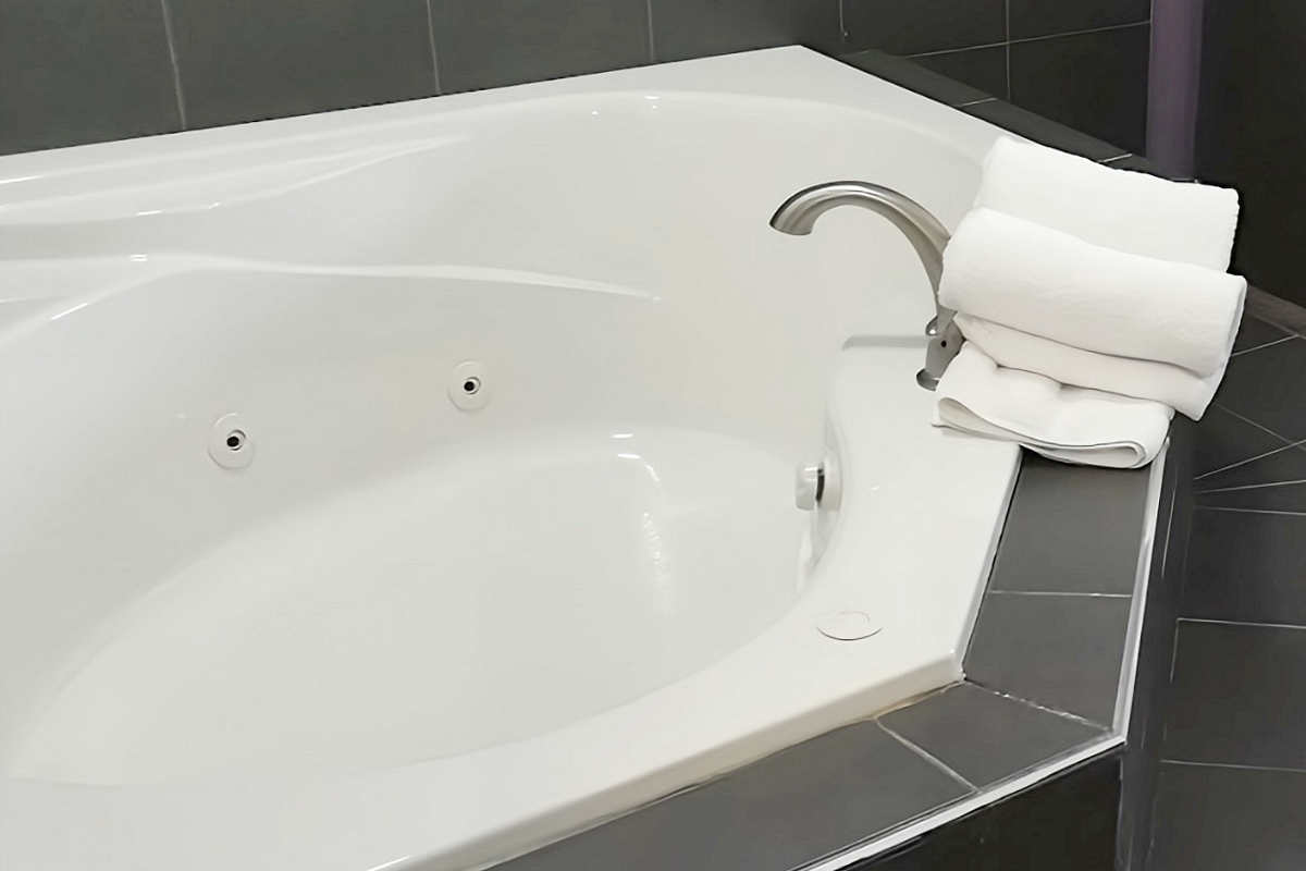 Jetted Tub in a Suite at the Holiday Inn Express in Columbus