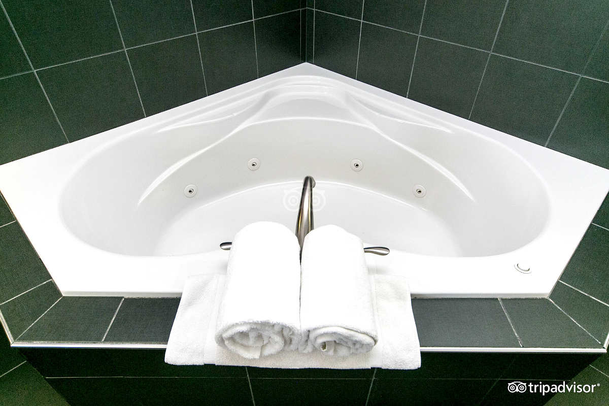 Jetted Spa Tub at the Holiday Inn Express and Suites in Columbus Polaris