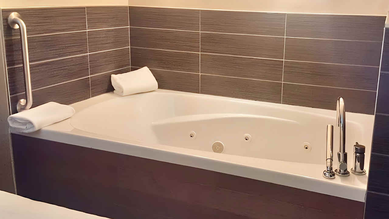 Alberta Hot Tub Suites Hotel Rooms With Private Whirlpool Tubs
