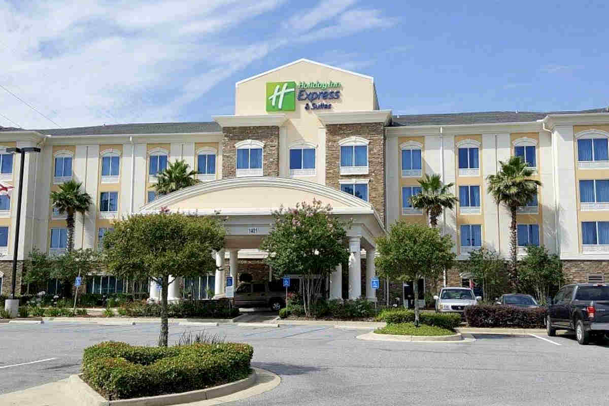 Front of the Holiday Inn Express in Mobile, Alabama