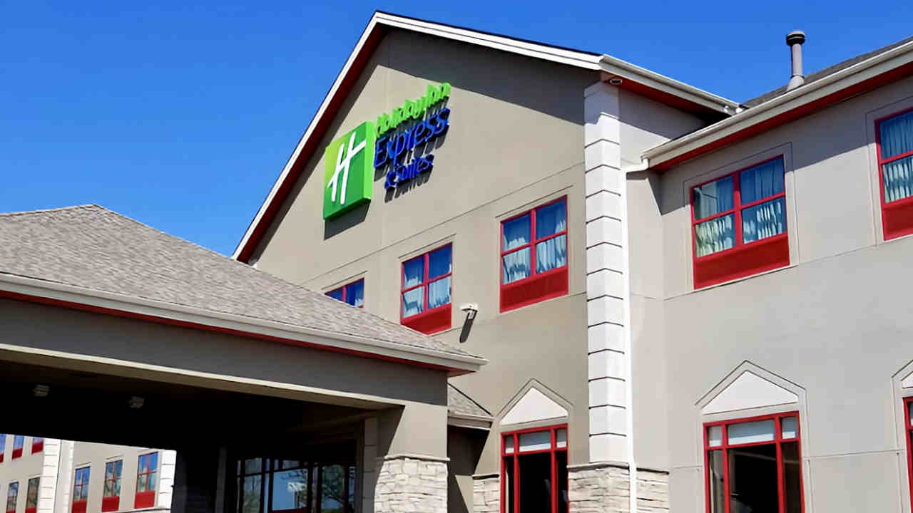 Outside View of Holiday Inn Express and Suites Olathe North Near Kansas City, Kansas
