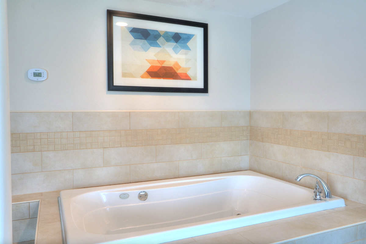 SWhirlpool Suite in Mobile Alabama at the Holiday Inn Express & Suites