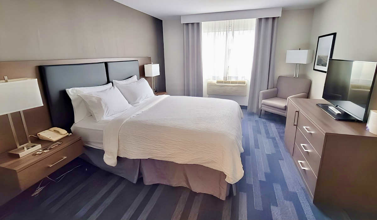 King Room at the Holiday Inn & Suites, Grand Prairie AB