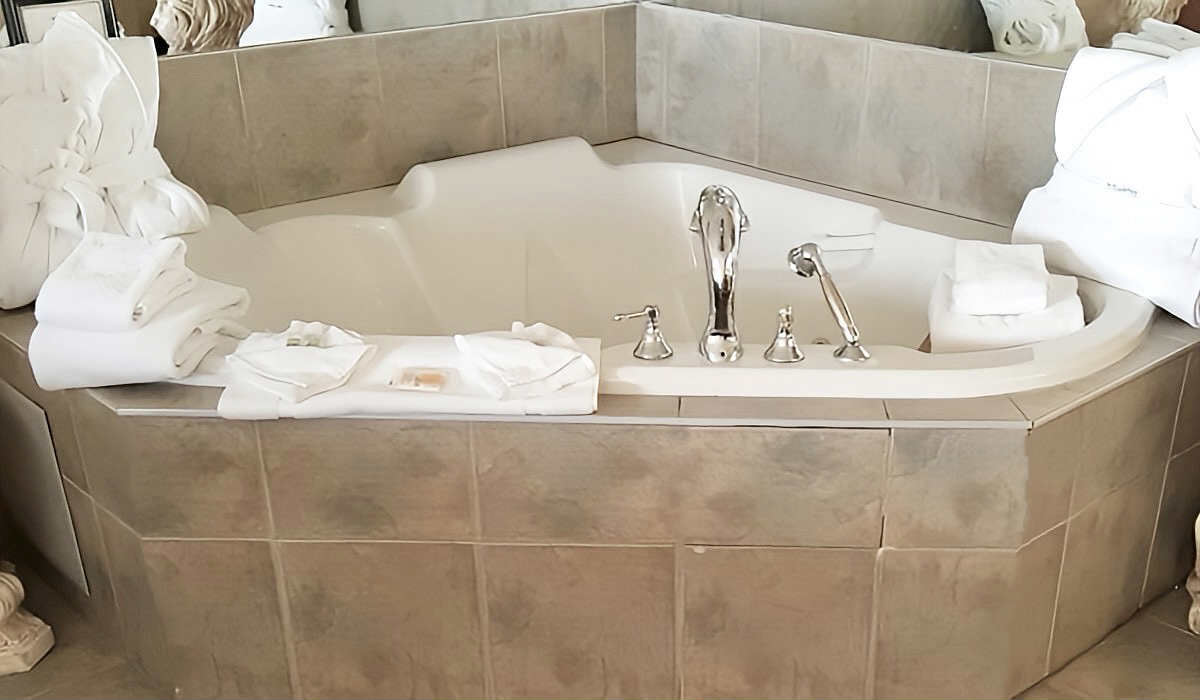 Jetted Tub Suite at the Holiday Inn & Suites, Grand Prairie, Alberta