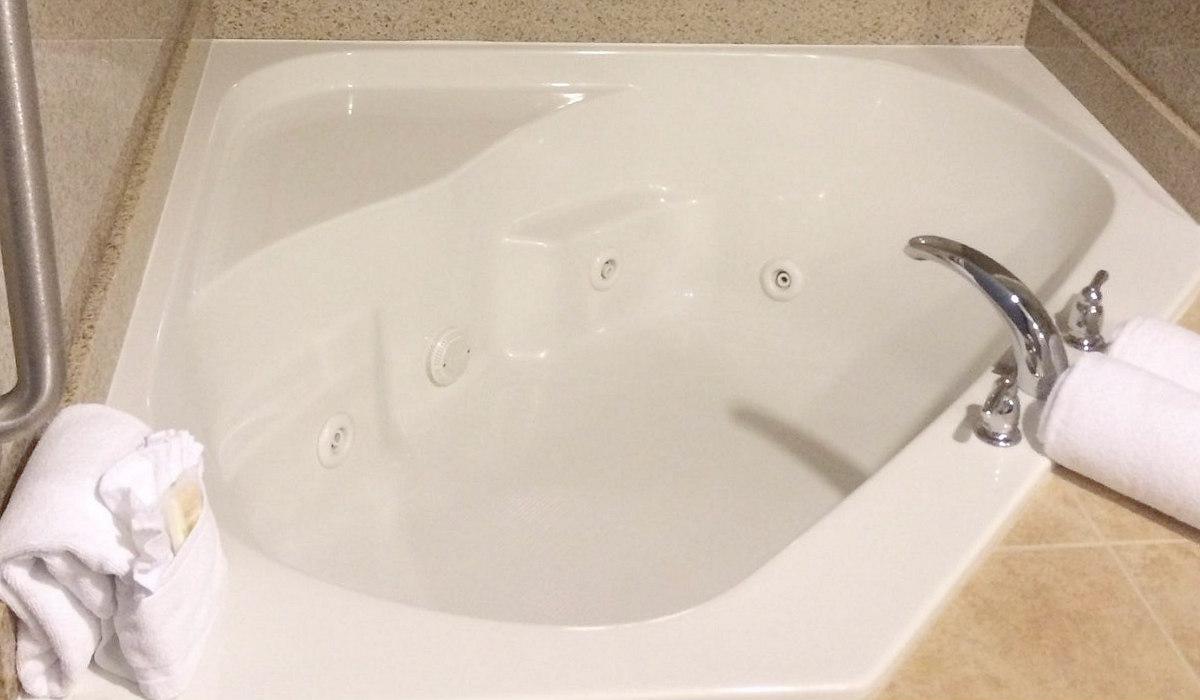 Holiday Inn Houston East Jetted Spa Tub Suite