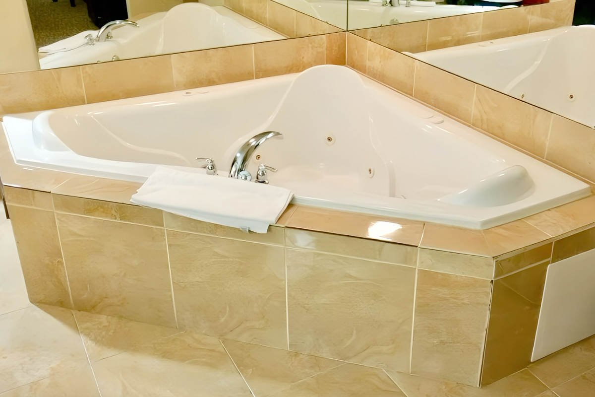 In-Room Jetted Tub for 2 Persons, Holiday Inn & Suites Beaufort SC