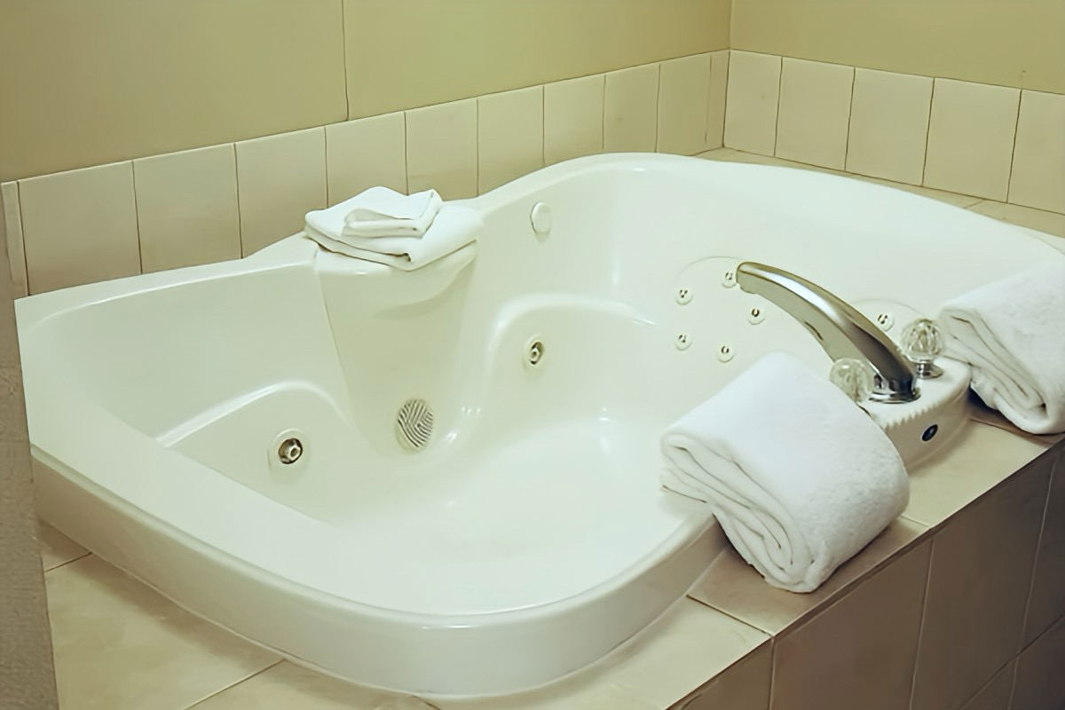 Jetted Tub for 2 Persons at the Holiday Inn & Suites, Medicine Hat, Alberta