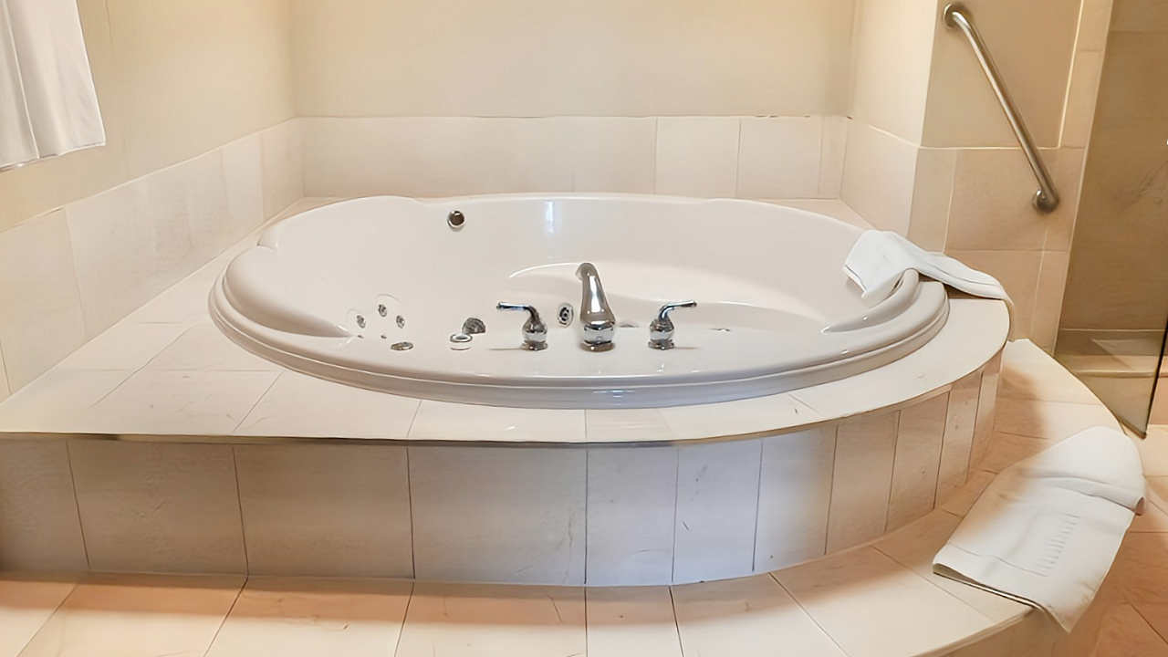 Jetted Whirlpool Tub Suite - Holiday Inn Niagara Falls, Ontario