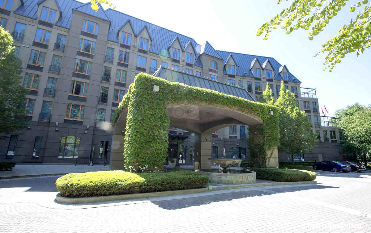 Holiday Inn Hot Tub Suite Hotel in North Vancouver, BC