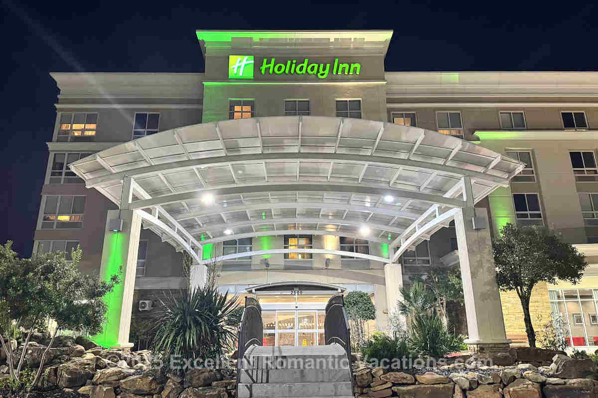 View at Night at the Front of the Holiday Inn & Suites, College Station TX View at Night at the Front of the Holiday Inn & Suites, College Station TX