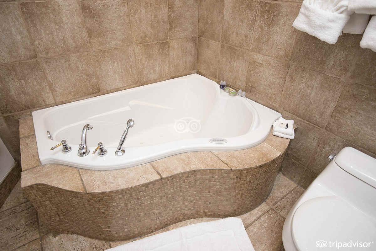 Romantic Theme Suite Jetted Tub for 2 Persons at Hotel Kutuma in Montreal, Quebec