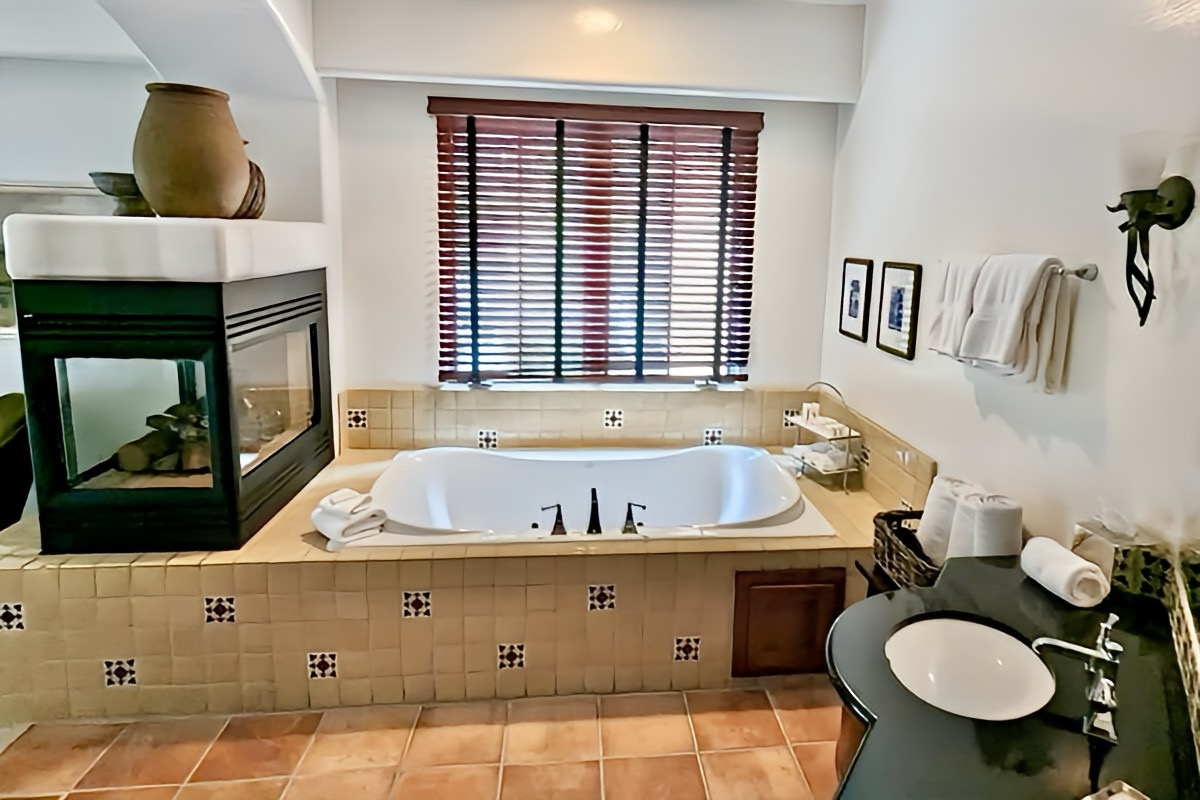 Jetted Spa Tub in the Master Bath at the Hotel Los Gatos in San Jose, CA