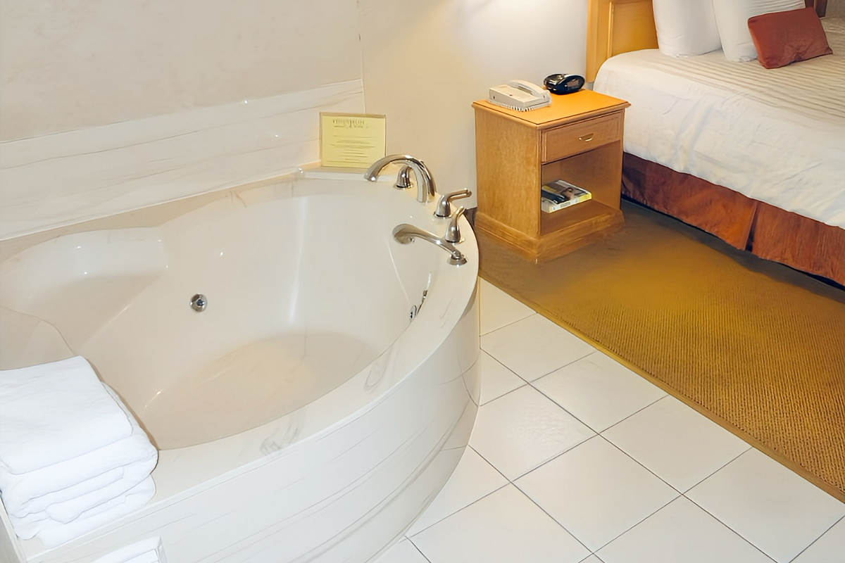 Corner Jetted Tub Suite at the Humphry Inn, Winnipeg MB