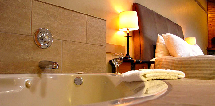 Ruebel Jacuzzi Suite | The Ruebel Hotel, 217 East Main Street, Grafton,  Illinois, 618-786-2315