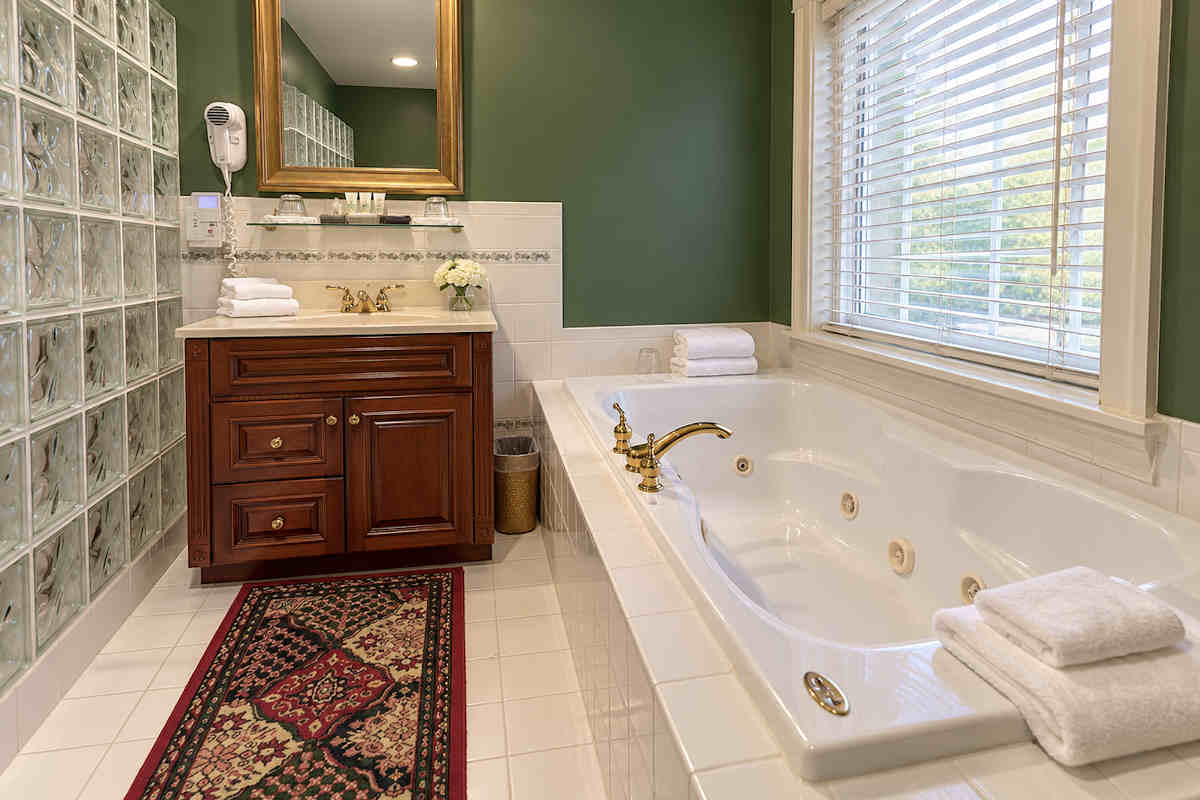 Romantic Jetted Tub Suite at the Inn at 835 in Springfield, IL