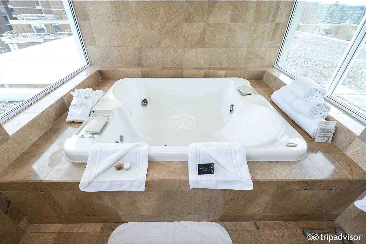 Jetted Hot Tub Suite at the Laurel Point Inn, Victoria BC