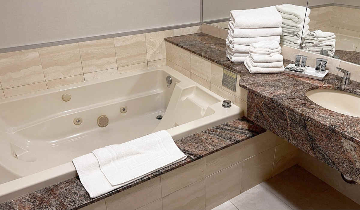 Jetted Tub with Soft Towels at the Jasper Inn & Suites, Jasper AB