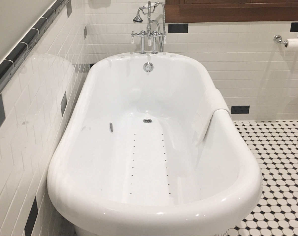 Clawfoot Spa Tub at Calistoga Wine Way Inn