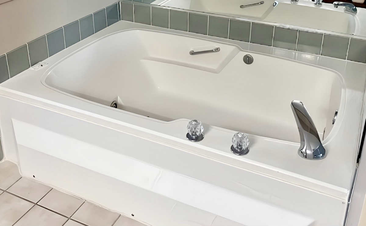 Jetted Spa Bath Suite at the Quality Inn, Lawrence Kansas