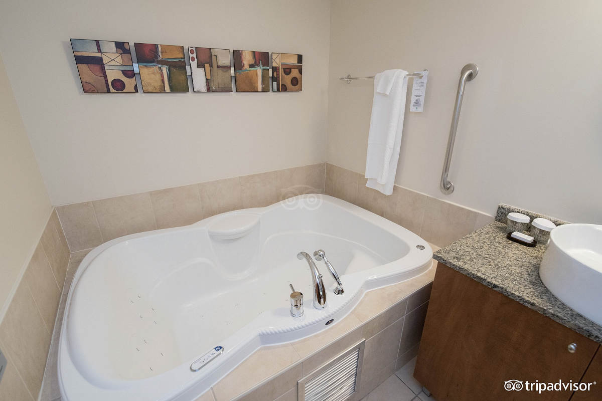 Master Bath Jetted Spa Tub, Embassy Suites Montreal, Quebec
