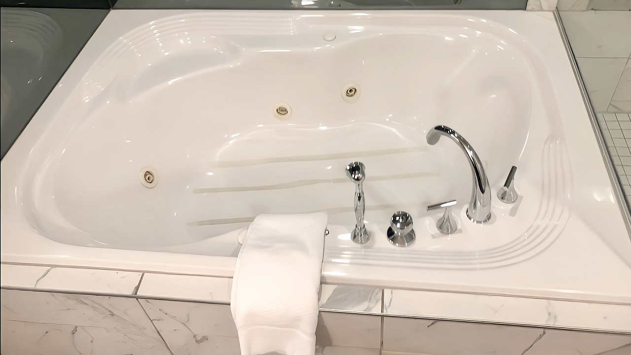 Suite with a Jetted Spa Tub at Niagara Falls Marriott on the Falls