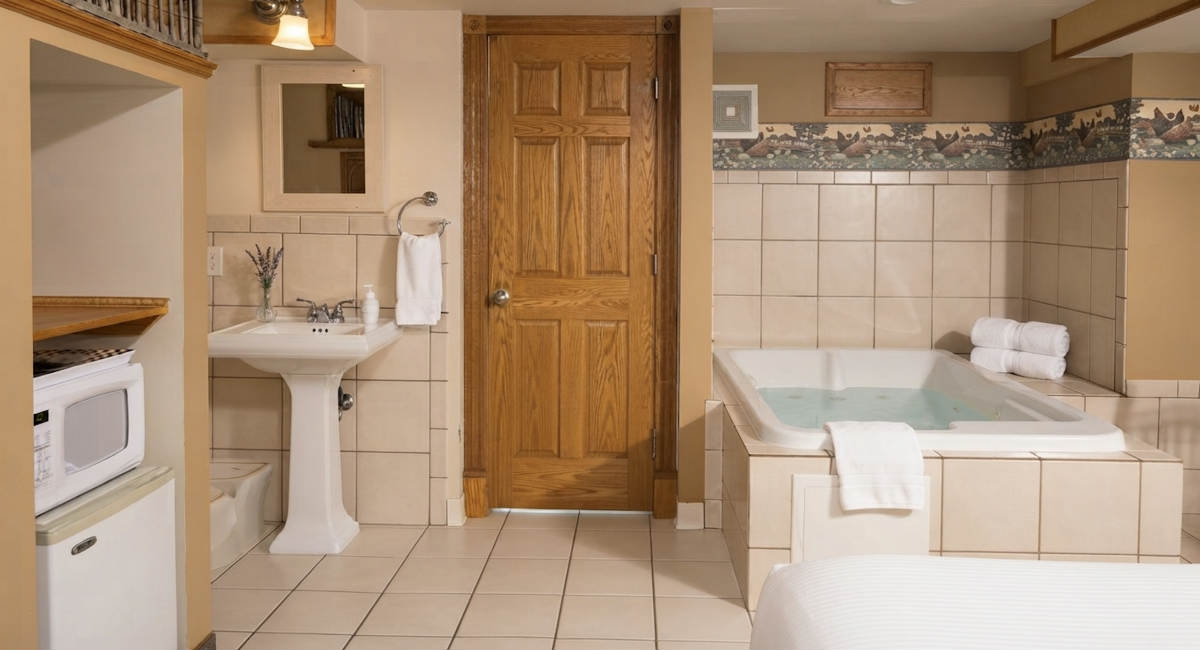 Suite with a Jetted Tub at Stone Mill Hotel & Suites, Minnesota