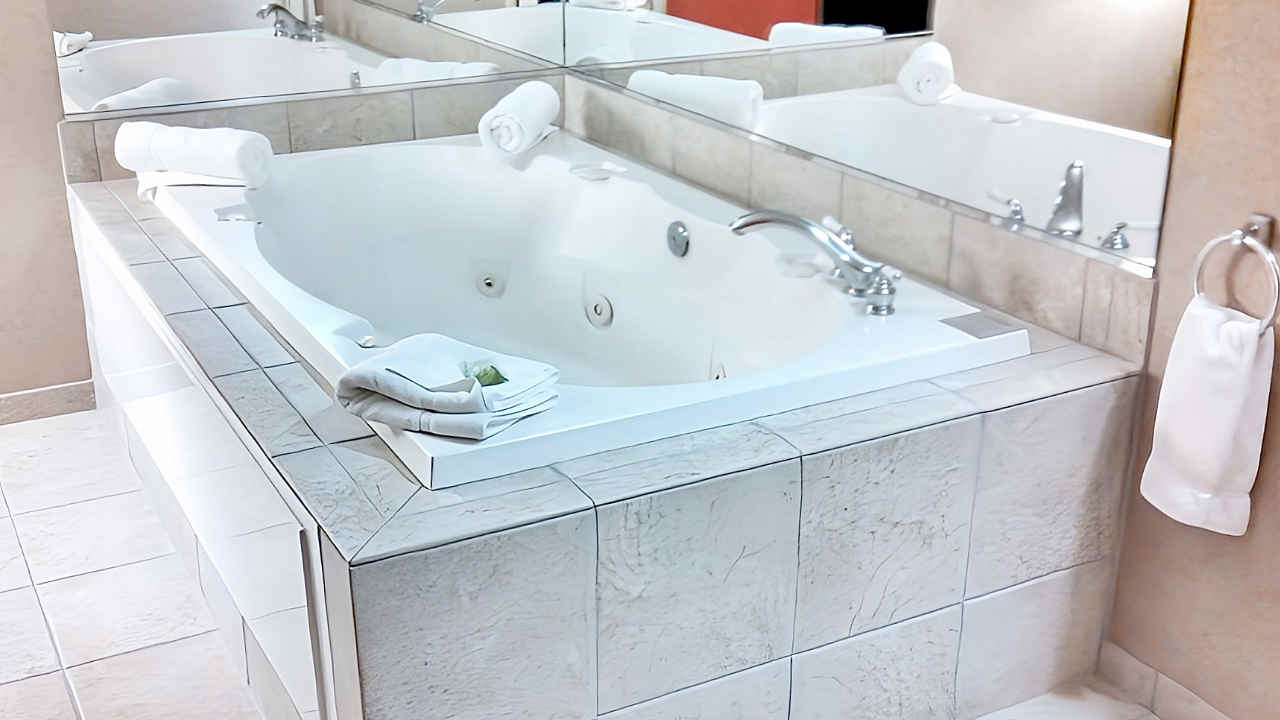 Holiday Inn Express Suite with Jetted Spa Tub Near Kansas City in Olathe, KS