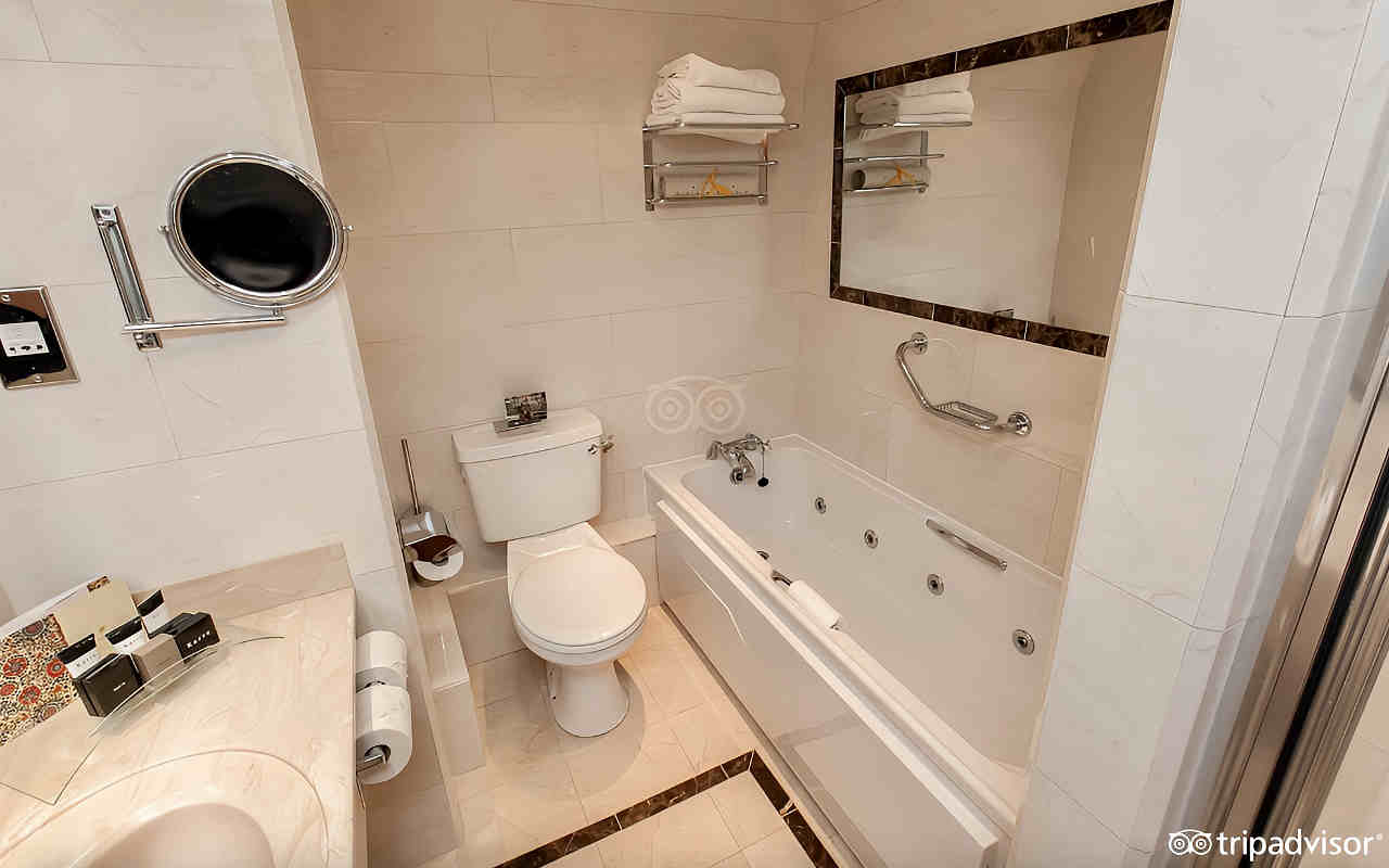 Spa Bath Suite at Killarney Avenue Hotel in Killarney, Ireland