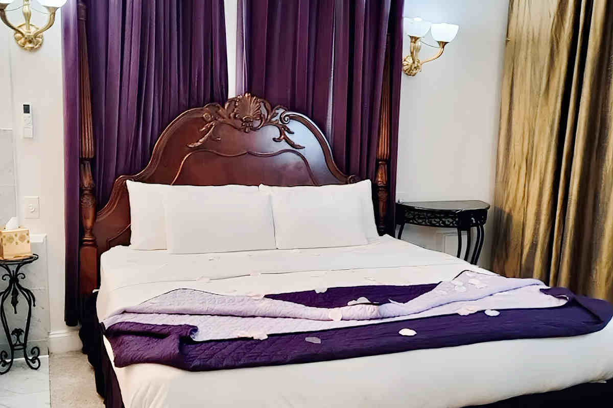 King Bed Suite at the Columbia Inn at Peralynna, near Baltimore MD