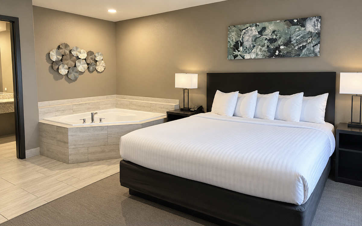 Premium King Studio Suite with Jetted Tub at the Berlin Encore Hotel, Berlin Ohio