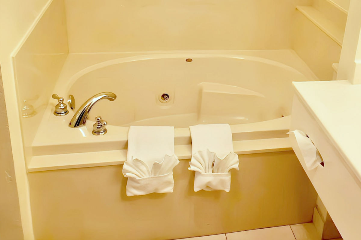 In-Room Jetted Spa Tub at La Quinta Inn & Suites Oklahoma City North, OK